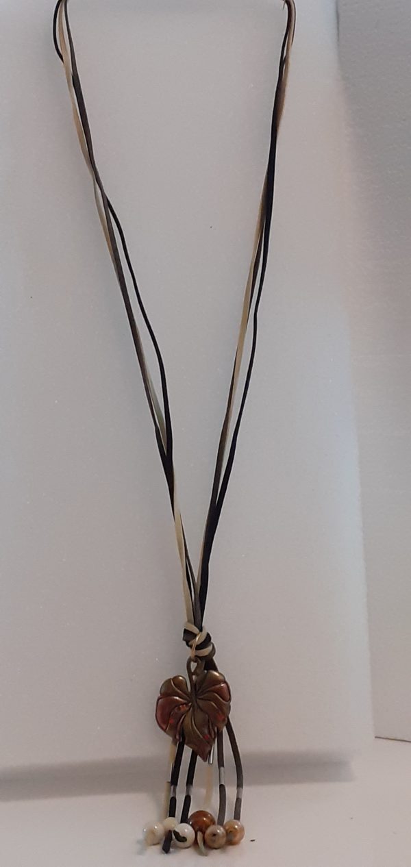 Sautoir lacets en cuir avec un pompon cuir et perles céramique.