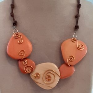 Collier en bois et cordon en cuir avec du fil de cuivre