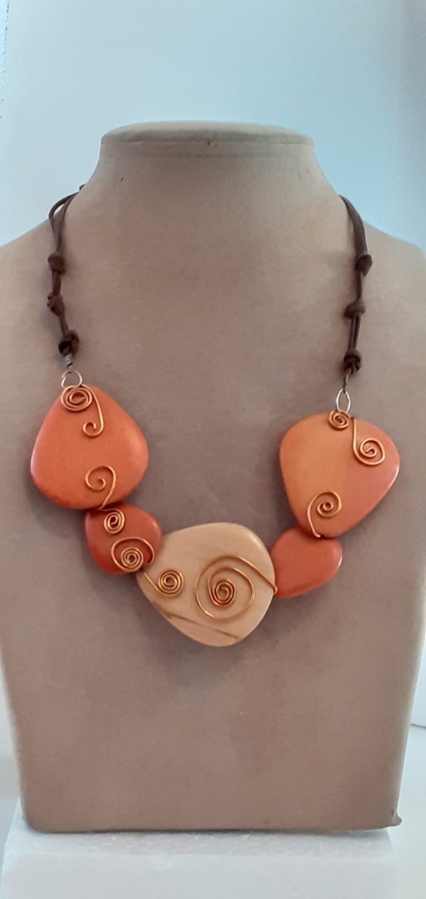 Collier en bois et cordon en cuir avec du fil de cuivre