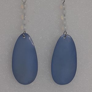 Boucles d'oreilles longues fabriquées avec des perles en verre et un pendentif en nacre bleu.