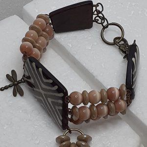 Bracelet œil de chat bronze et grosses perles plates en verre.
