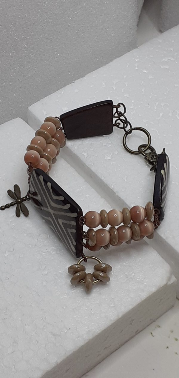 Bracelet œil de chat bronze et grosses perles plates en verre.