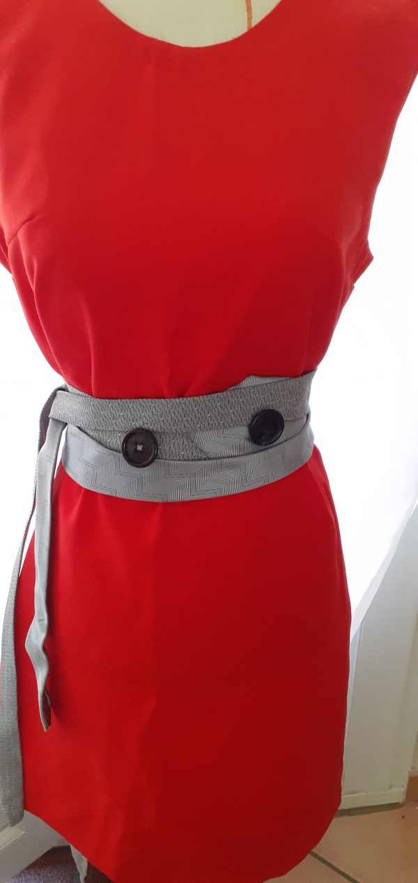 Ceinture cravates grises et boutons noirs