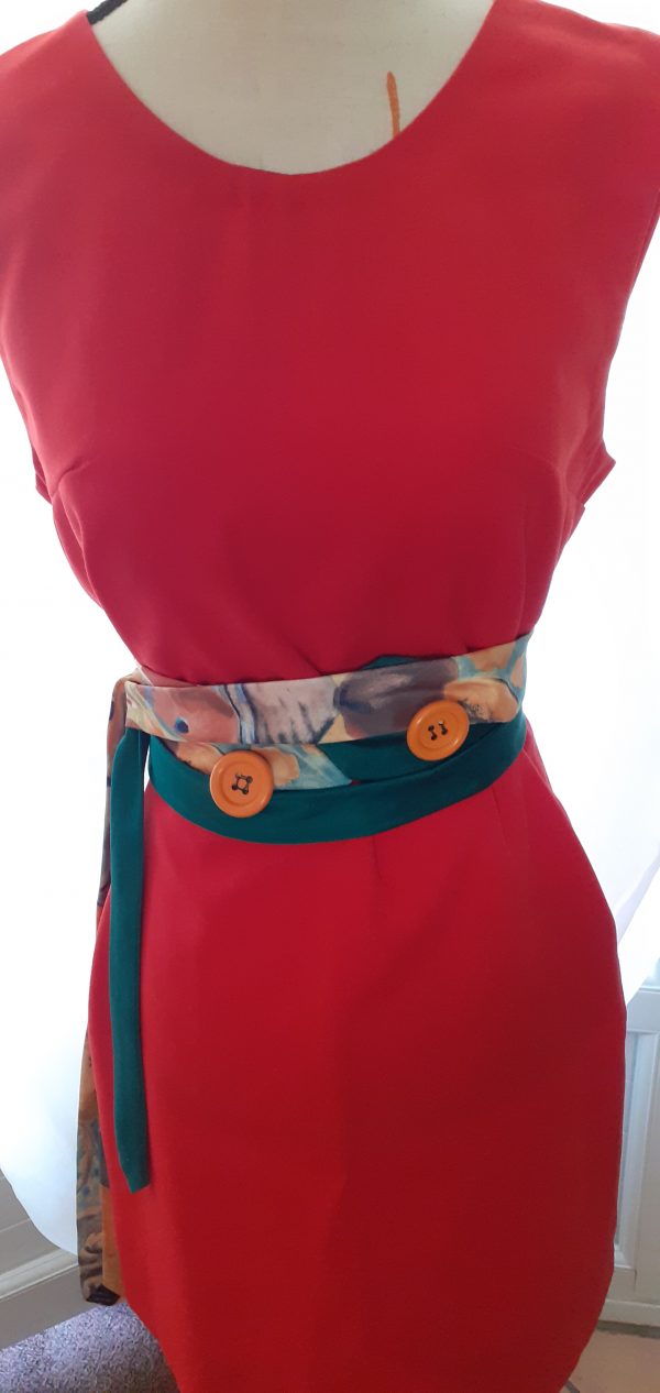 Ceinture cravates à fleurs et une verte.