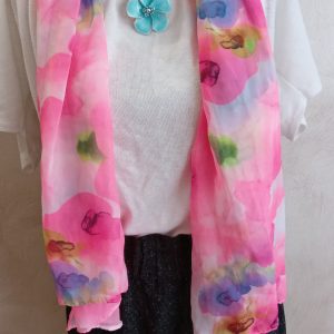 Foulard rose, pendentif fleur bleue.