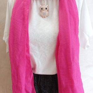Foulard fuchsia et pendentif chouette en strass.