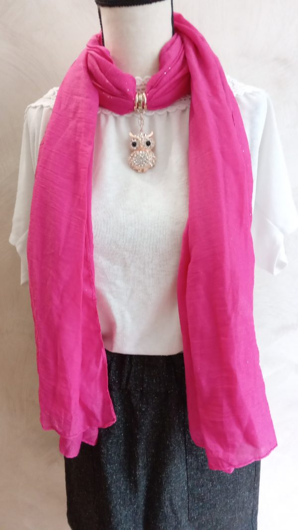 Foulard fuchsia et pendentif chouette en strass.