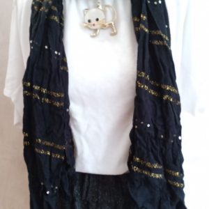 Foulard noir et doré avec chat doré.