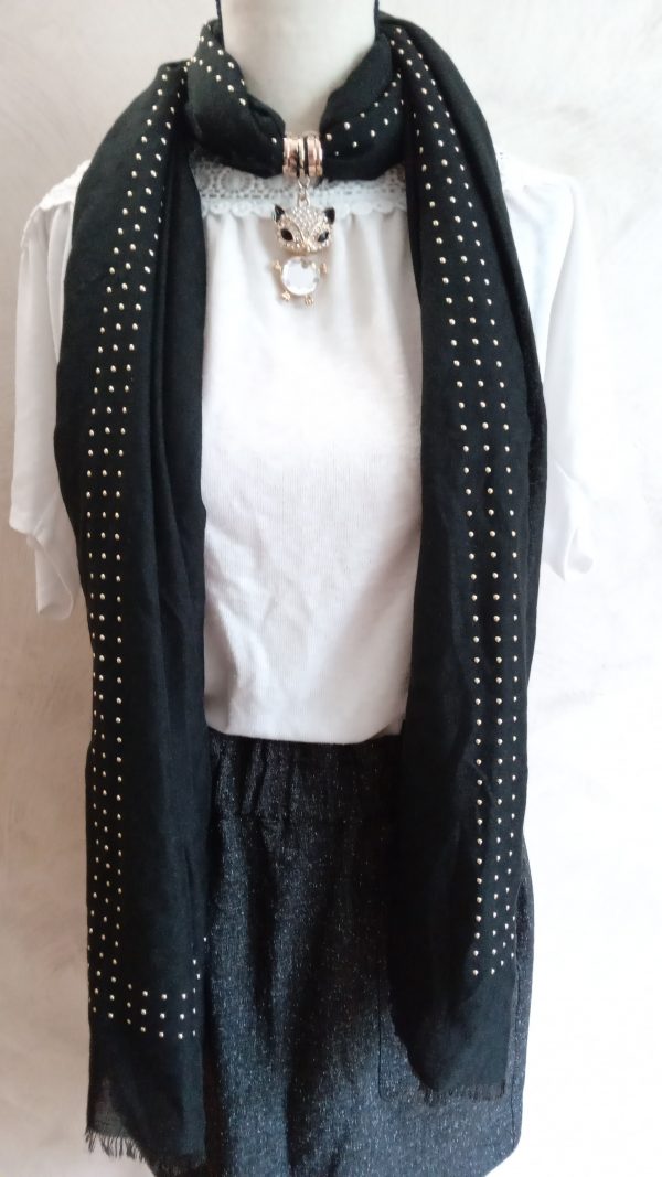 Foulard noir à clous et pendentif renard strass.