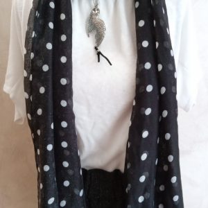 Foulard noir à pois et pendentif chouette.