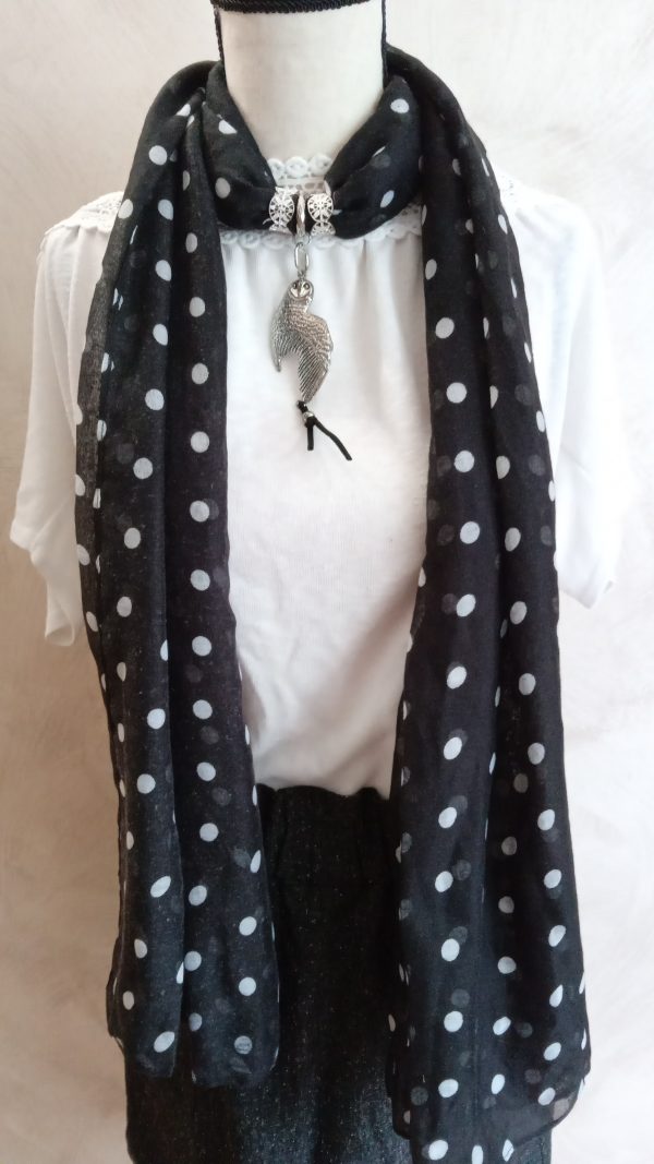 Foulard noir à pois et pendentif chouette.