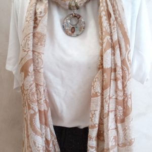 Foulard marron pendentif en verre