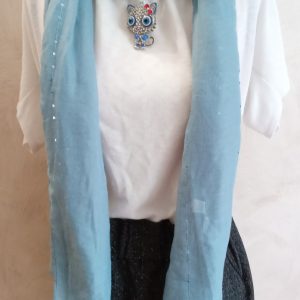 Foulard bleu ciel pendentif chat.