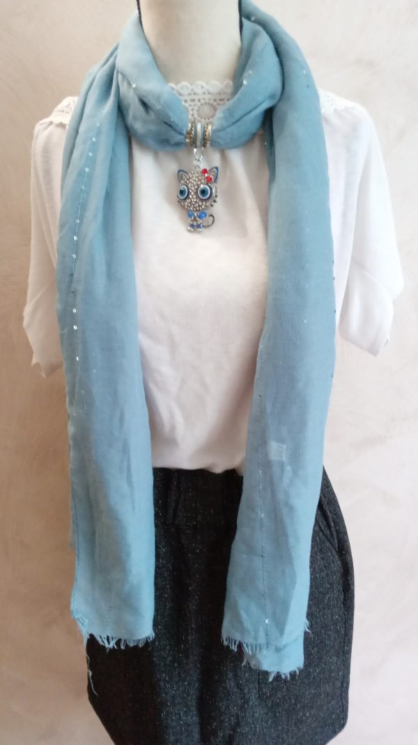 Foulard bleu ciel pendentif chat.