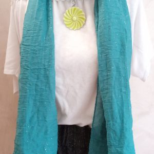 Foulard bleu canard pendentif fleur.