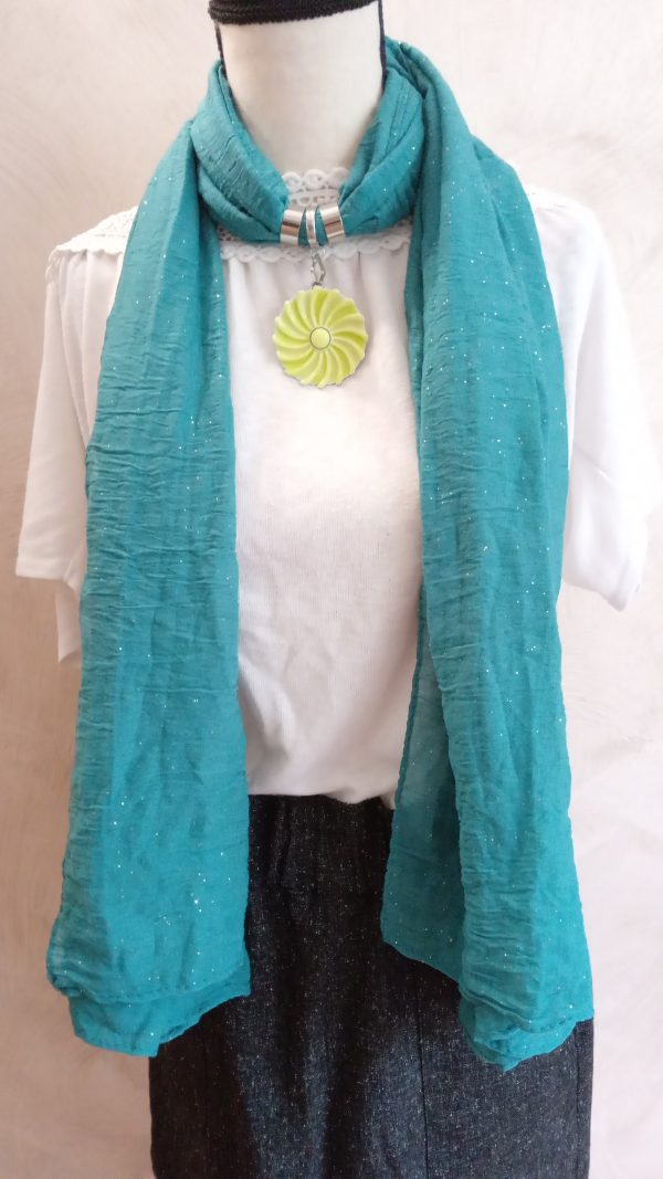 Foulard bleu canard pendentif fleur.