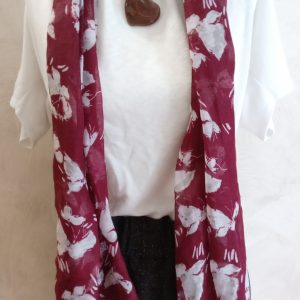 Foulard bordeaux et pendentif cœur.