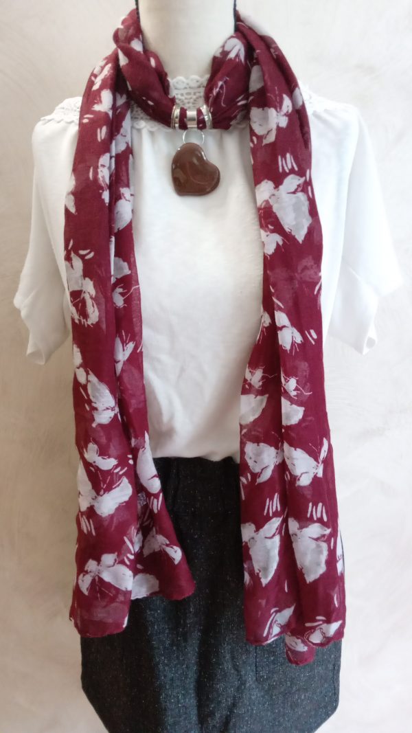 Foulard bordeaux et pendentif cœur.