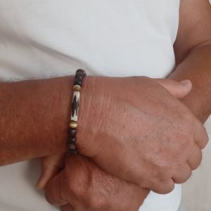 Bracelet homme, perles en bois, perles œil de chat avec une perle en céramique.