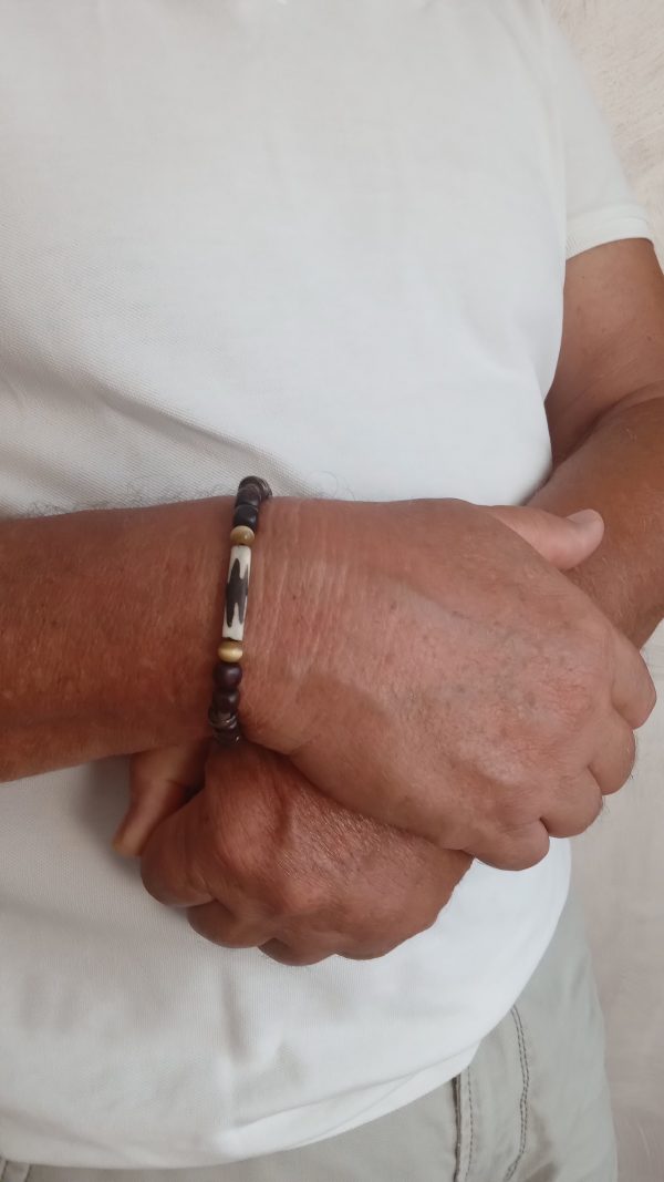 Bracelet homme, perles en bois, perles œil de chat avec une perle en céramique.