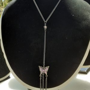 Collier chaîne fine noire et papillon avec des strass.