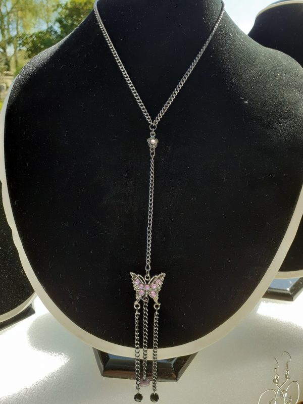Collier chaîne fine noire et papillon avec des strass.