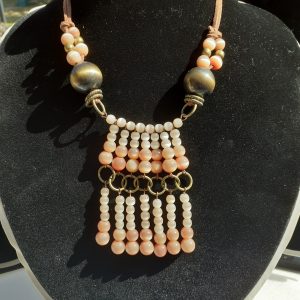 Collier en pierres semi-précieuses œil de chat, lacets en cuir.