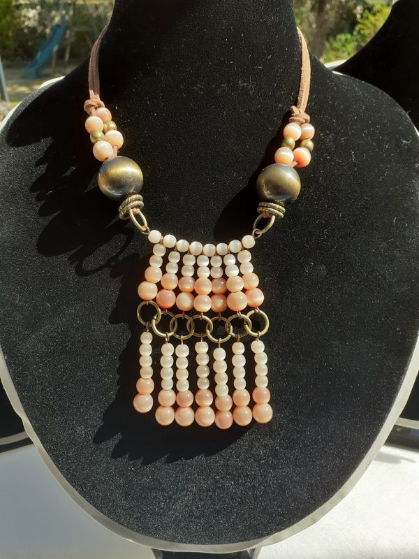 Collier en pierres semi-précieuses œil de chat, lacets en cuir.