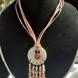 Collier en lanières de cuir, pendentif en nacre et pierres semi précieuses œil de chat.
