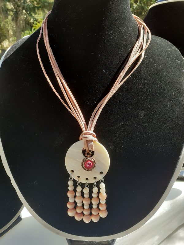 Collier en lanières de cuir, pendentif en nacre et pierres semi précieuses œil de chat.