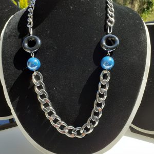 Collier grosses chaînes et grosses perles céramique.