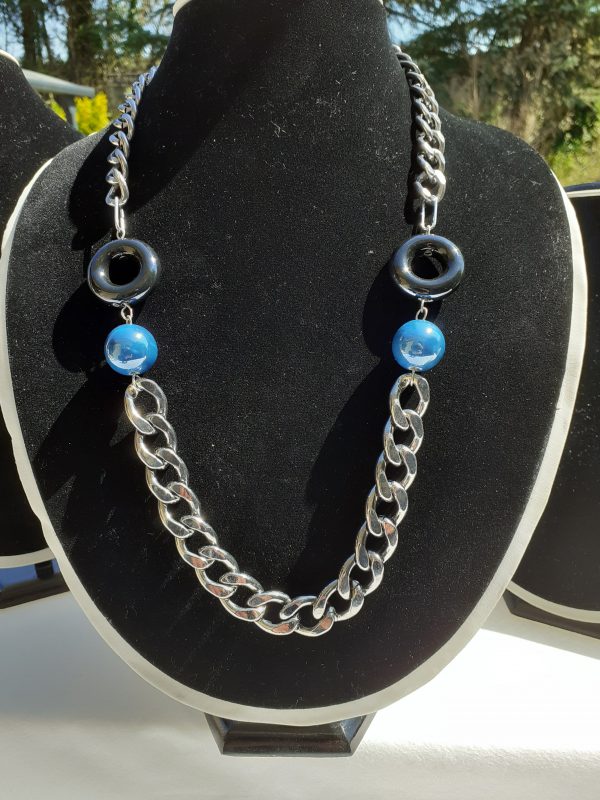 Collier grosses chaînes et grosses perles céramique.