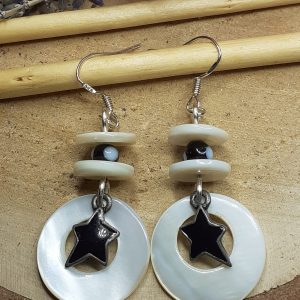 Boucles d'oreilles en nacre et breloques étoiles