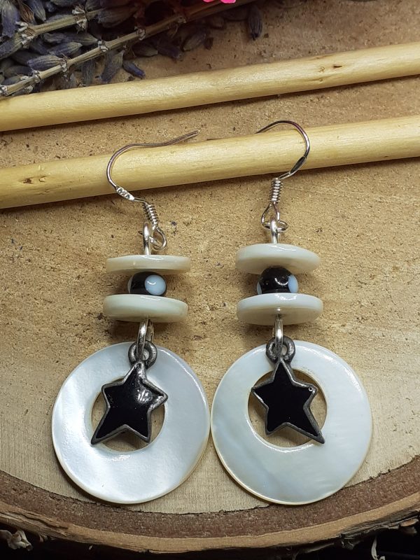 Boucles d'oreilles en nacre et breloques étoiles