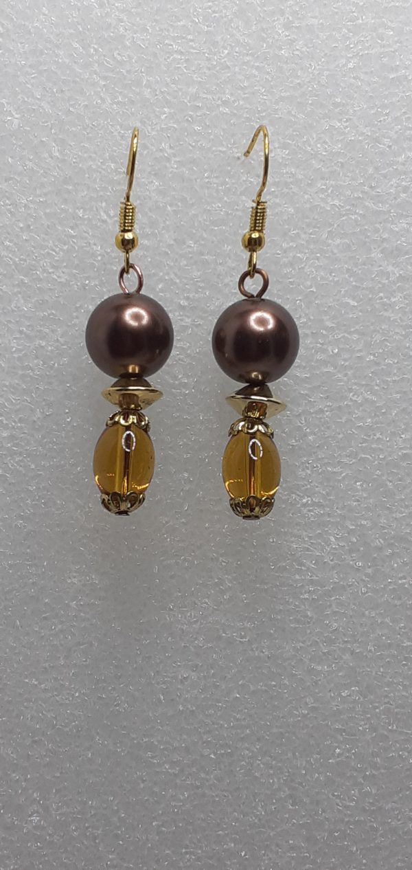 Boucles d'oreilles nacrées en verre et perles de quartz fumé.