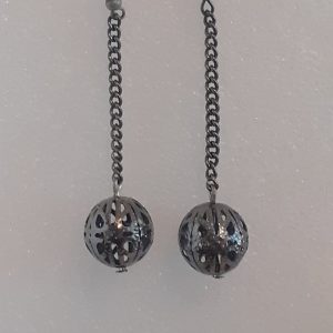 Boucles d'oreilles longues chaînes et perles en métal noir.