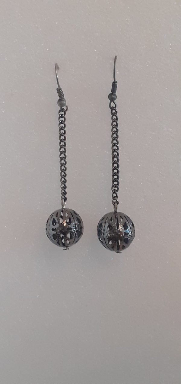 Boucles d'oreilles longues chaînes et perles en métal noir.