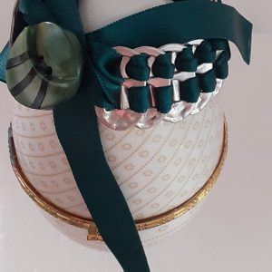 Bracelet en capsules de cannettes et ruban satiné vert.