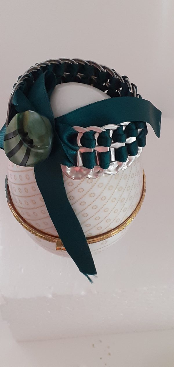 Bracelet en capsules de cannettes et ruban satiné vert.