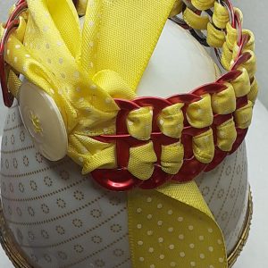 Bracelet en capsules de cannettes rouge et ruban jaune
