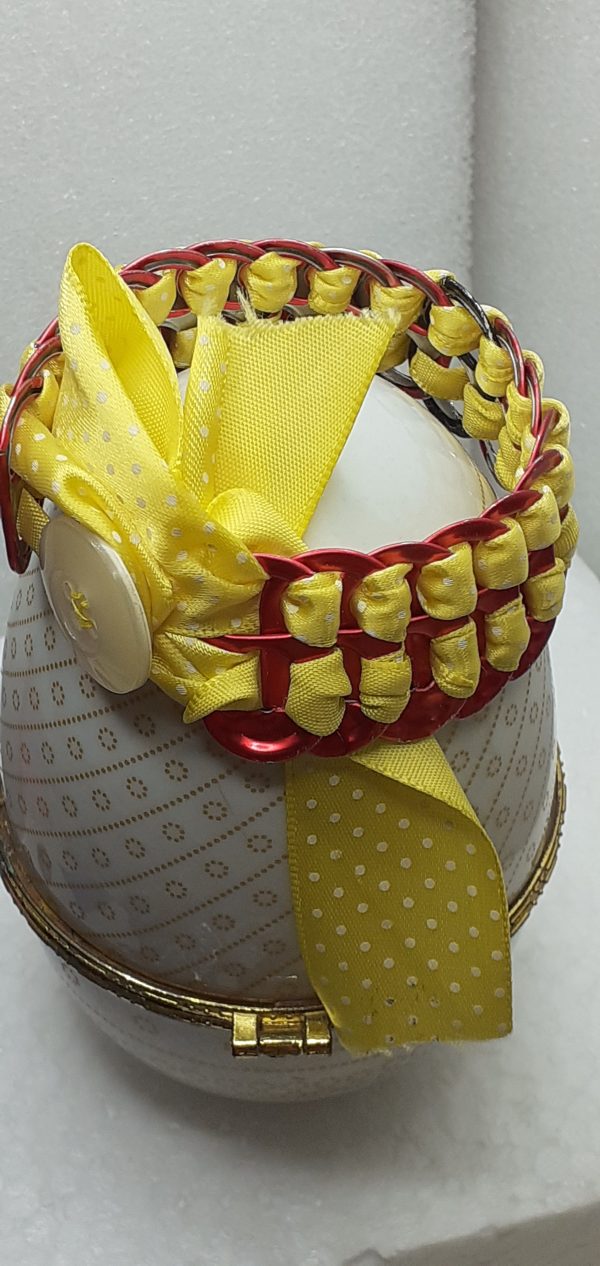 Bracelet en capsules de cannettes rouge et ruban jaune