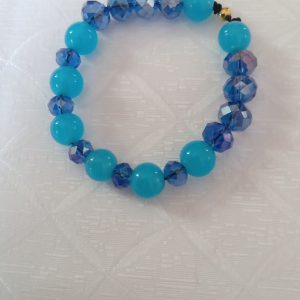 Bracelet en agate bleues et perles à facettes.
