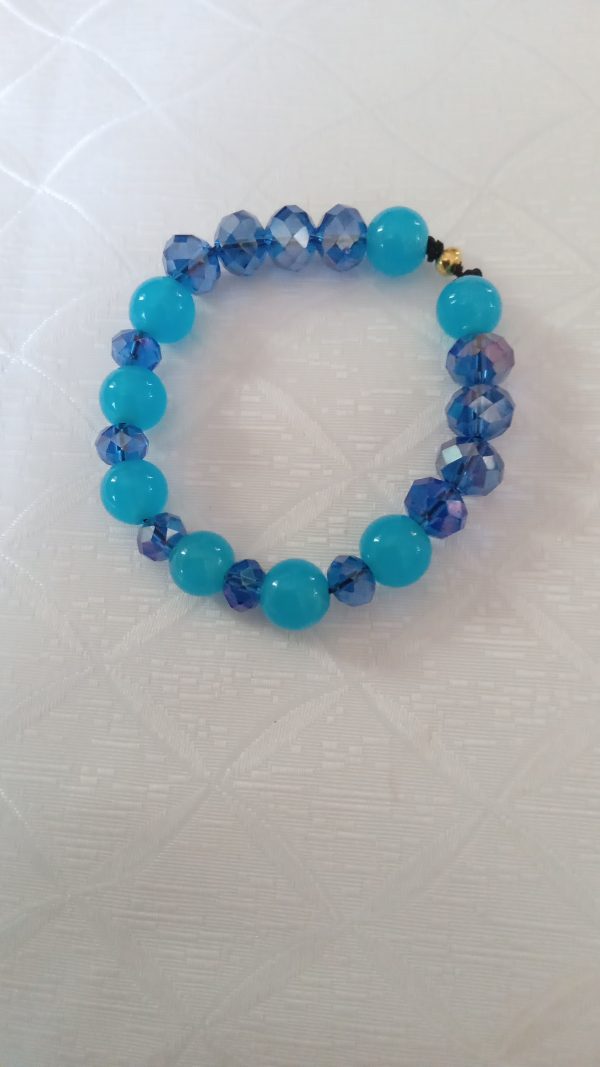 Bracelet en agate bleues et perles à facettes.