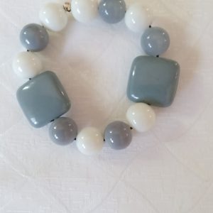 Bracelet en perles céramique grises et blanches.