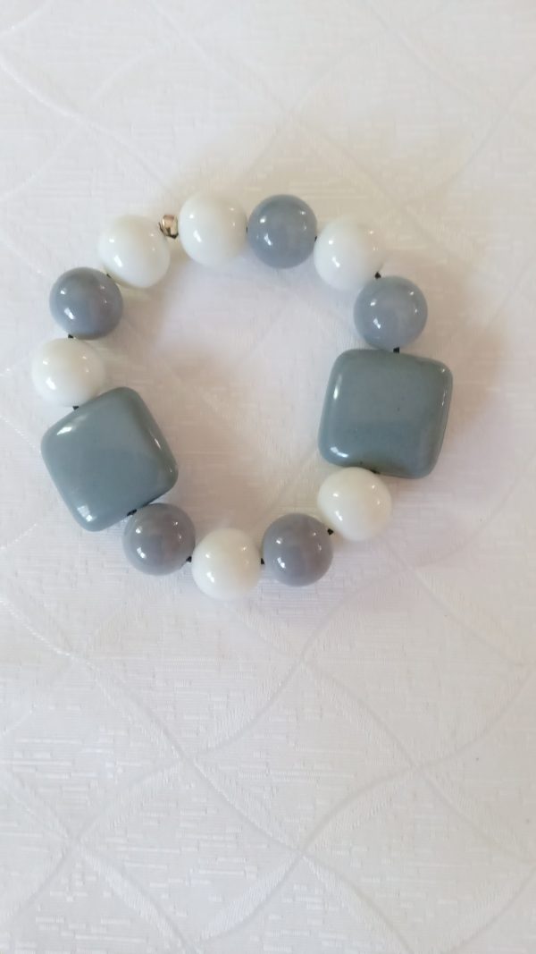 Bracelet en perles céramique grises et blanches.