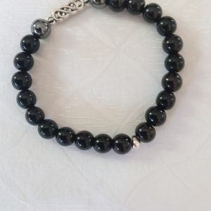 Bracelet en perles noires et hématite pour homme.