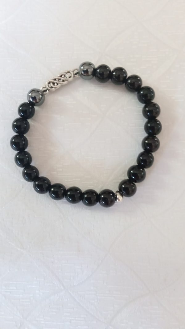 Bracelet en perles noires et hématite pour homme.