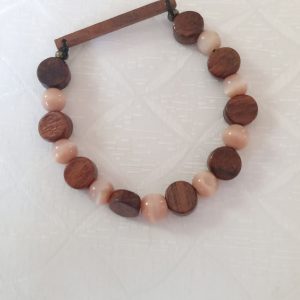 Bracelet avec perles en bois et pierres œil de chat pour homme.