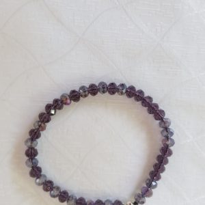 Bracelet avec des perles à facettes en verre.