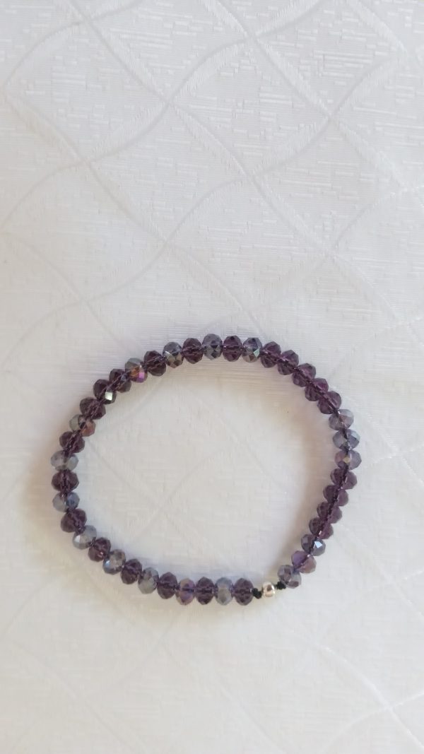 Bracelet avec des perles à facettes en verre.